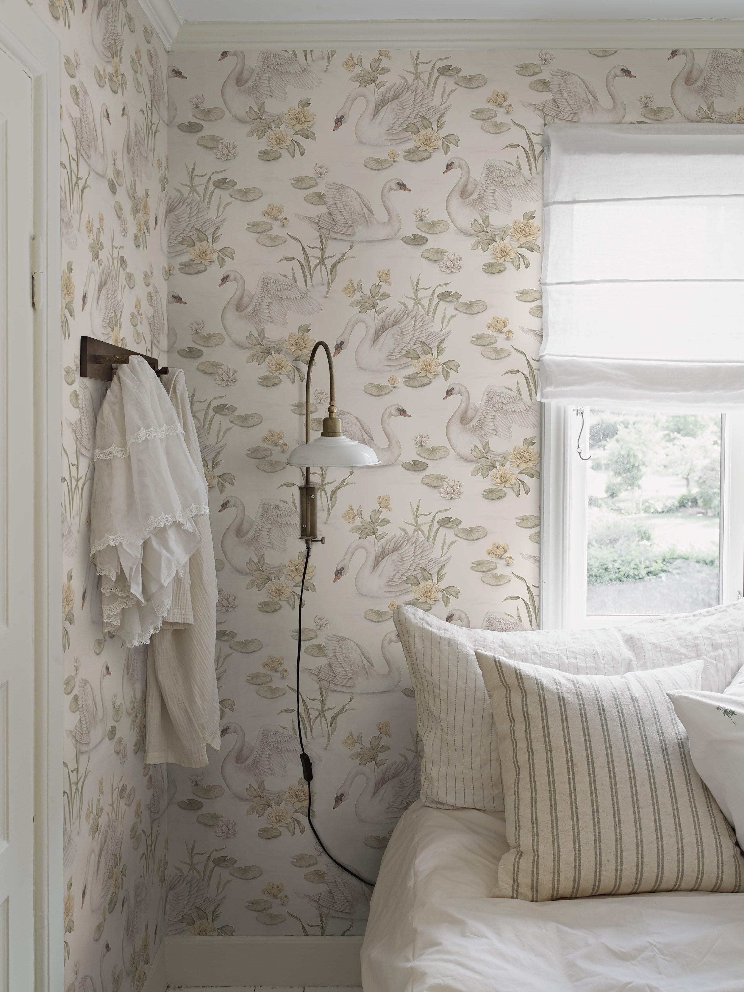 Lily Swan, Vit